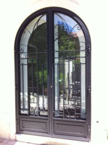 Puerta de forja en forma de arco