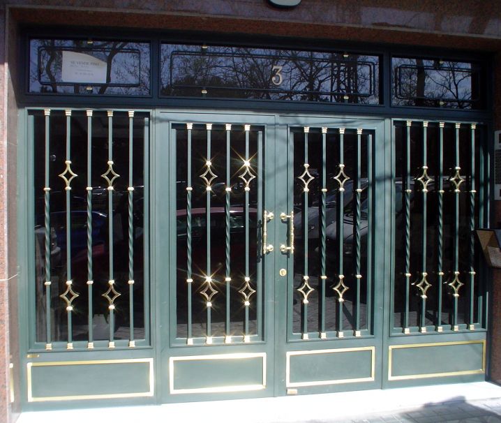 Puerta de portal en Madrid con latón y forja