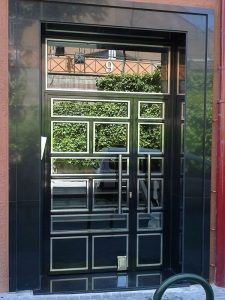 Portal con junquillos de acero inoxidable