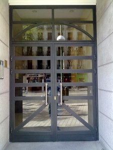 Puertas de tubo modernas para portales de edificios
