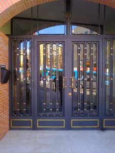 Portal de forja con adornos de latón