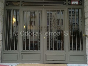 Puerta de portal con barrote liso y PRECIO ECONÓMICO Puerta de comunidad sin adornos barata