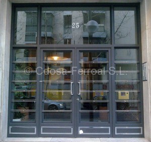Puertas de portal con elementos de inox