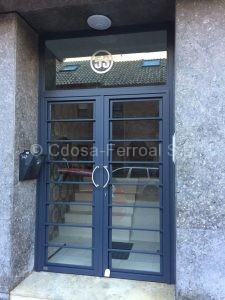 Portal de comunidad pintado en forja estilo moderno y económico