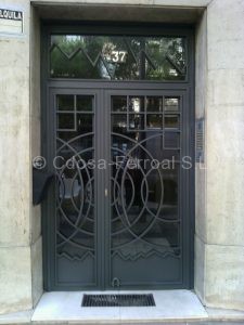 Puertas de tubo modernas para portales de edificios